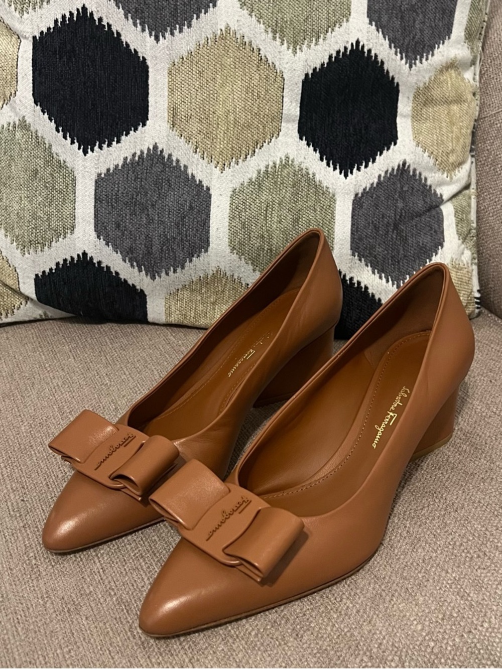 Authentic Salvatore Ferragamo Viva Bow Pumps 9.5 C NWT Made in Italy- caramel